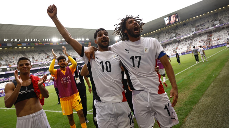 Ēģiptes olimpiskās futbola komandas spēlētāji Ibrahims Adels (Nr. 10) un Mohameds Elnenī (Nr. 17). Foto: Susana Vera/Reuters/Scanpix