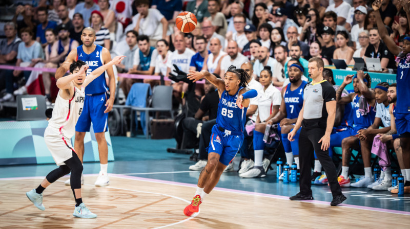 Francijas basketbolists Metjū Strazels (Nr. 85) spēlē pret Japānas valstsvienību. Foto: FIBA