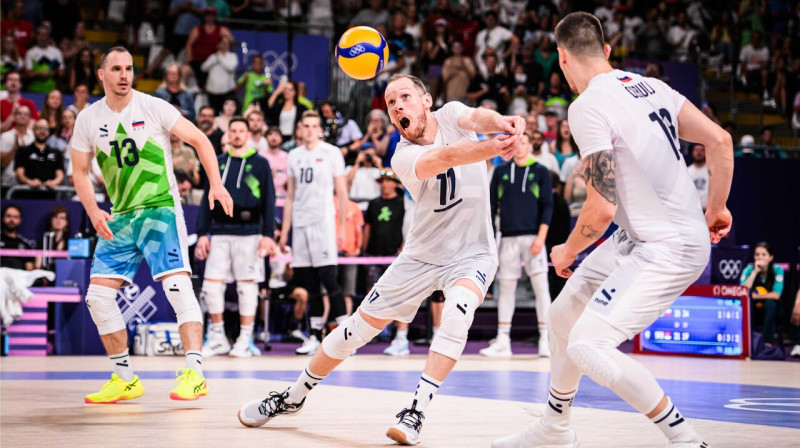 Slovēnijas valstsvienības voljbolisti aizsardzībā. Foto: volleyballworld.com