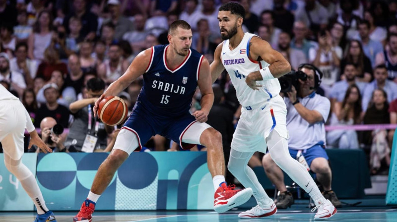 Nikola Jokičs pret Latvijas čempionu Arnaldo Toro. Foto: FIBA