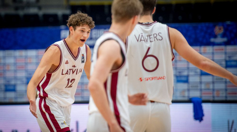 Izlases rezultatīvākais spēlētājs Kristers Skrinda (no kreisās). Foto: FIBA