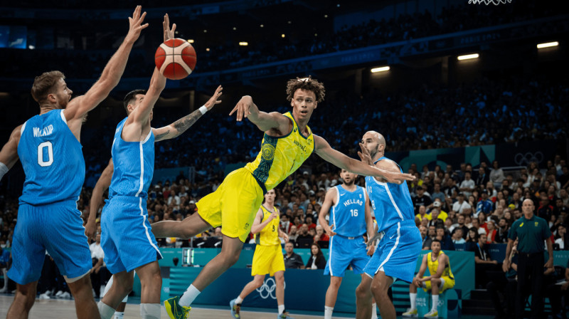 Austrālietis Daisons Danielss Grieķijas valstsvienības basketbolistu ielenkumā. Foto: FIBA