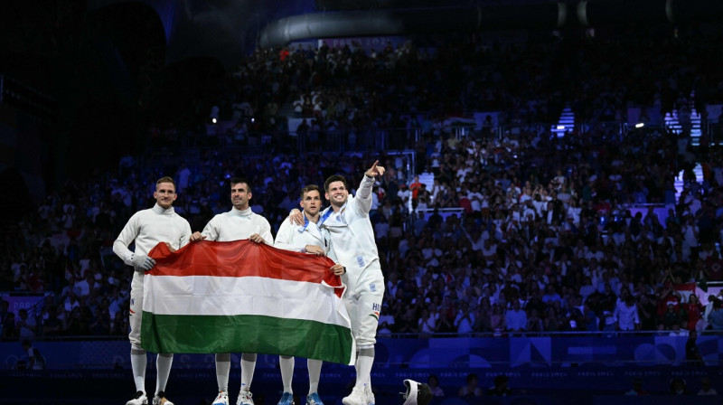 Ungāri pēc triumfa komandu sacensībās paukošanā ar špagu. Foto: Fabrice Coffrini/AFP/Scanpix