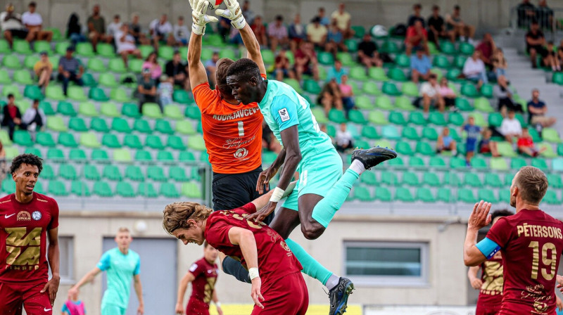 Cīņa "Jelgavas" vārtu tuvumā. Foto: Jānis Līgats/Valmiera FC