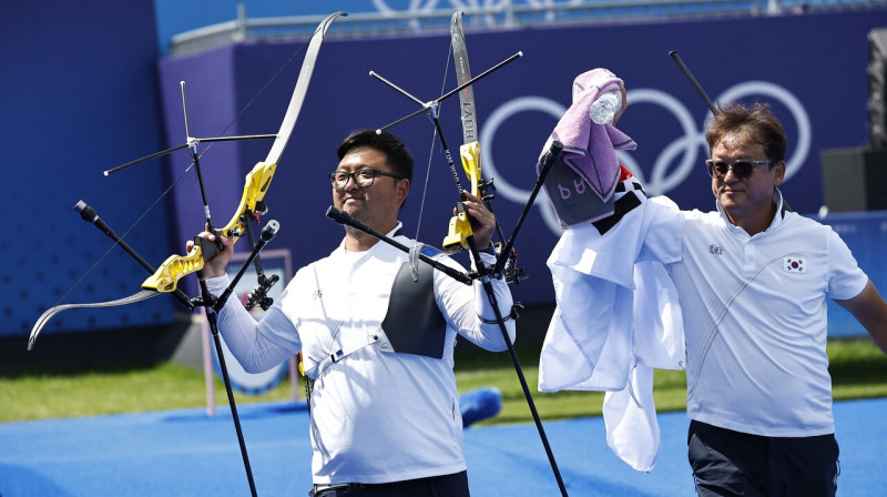 Trīskārtējais Parīzes olimpisko spēļu čempions Vūdžins Kims ar treneri. Foto: Tingshu Wang/Reuters/Scanpix