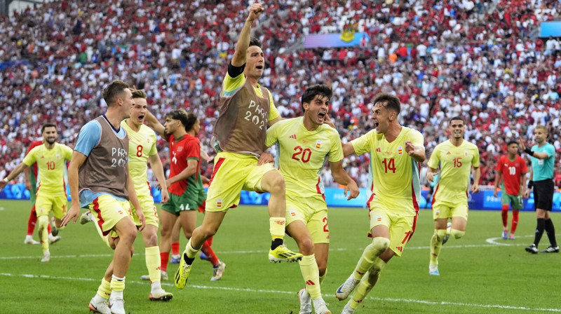 Spānijas futbolistu prieks pēc otrā vārtu guvuma pret Marokas komandu. Foto: Julio Cortez/AP/Scanpix