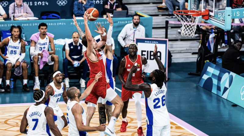 Francs Vāgners lido pāri Francijas aizsardzībai. Foto: FIBA