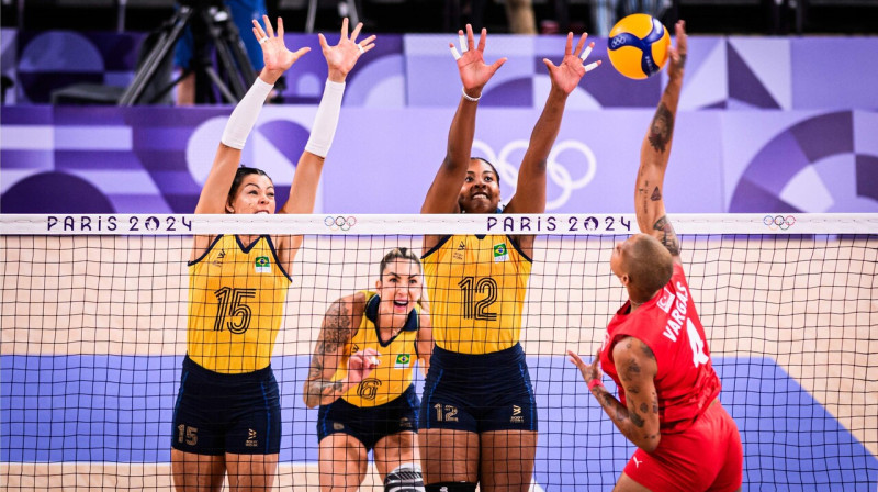 Turcijas valstsvienības līdere Melisa Terēza Vargasa Brazīlijas bloka priekšā. Foto: volleyballworld.com