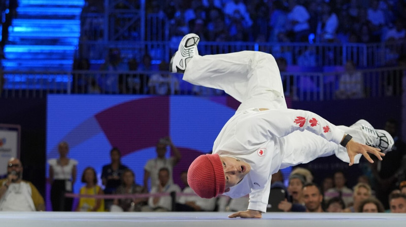 Kanādas ielu dejotājs Filips Kims ("Phil Wizard") Parīzes olimpiskajās spēlēs. Foto: Frank Franklin/AP/Scanpix