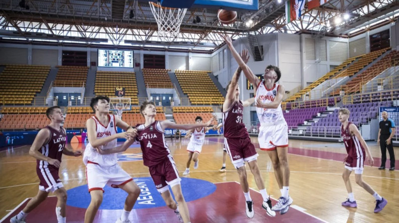 Mirklis no Latvijas un Spānijas U16 valstsvienību spēles Iraklijā. Foto: FIBA