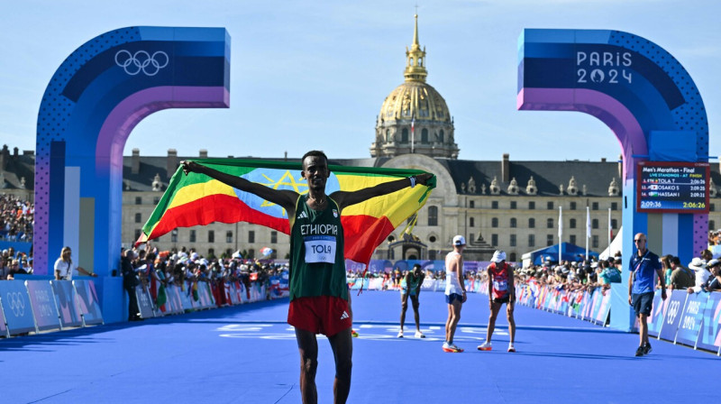 Etiopietis Tamirats Tola pēc olimpiskā rekorda maratonā uzlabošanas Parīzē. Foto: Andrej Isaković/AFP/Scanpix