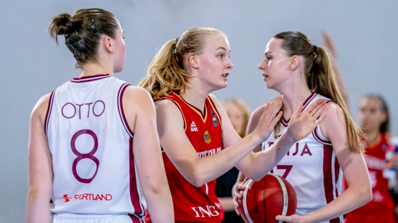 Evelīna Otto un Anna Liepiņa 2024. gada 8. augustā. Foto: FIBA