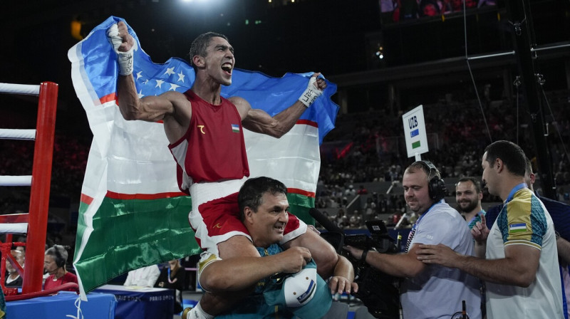 Uzbekistānas bokseris Abdumaliks Halokovs pēc uzvaras Parīzes olimpisko spēļu turnīrā. Foto: John Locher/AP/Scanpix