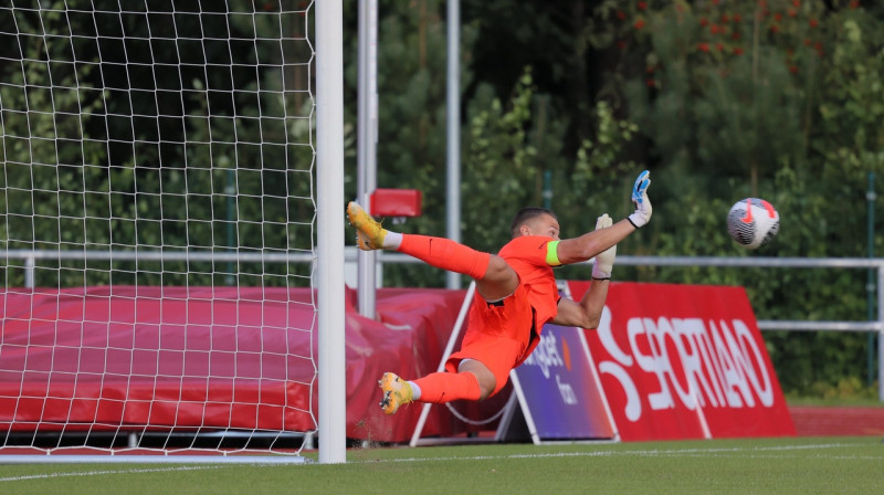 Dāvis Ošs, atvairot Alekseja Golijanina 11 metru soda sitienu. Foto: Jānis Līgats/Valmiera FC