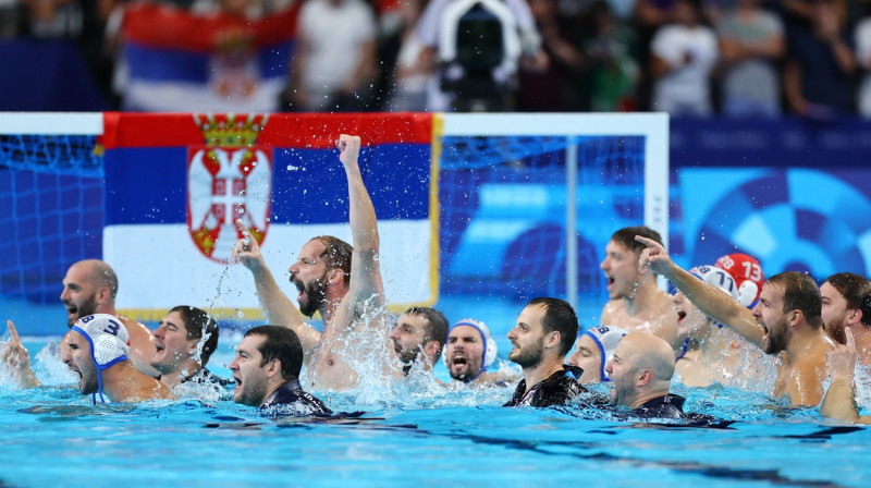 Serbijas ūdenspolo valstsvienība pēc uzvaras Parīzes olimpisko spēļu turnīrā. Foto: Ueslei Marcelino/Reuters/Scanpix