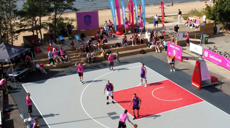 "Rīgas Zeļļi Summer Fest Saulkrasti" 3x3 basketbola laukumā līdzās pludmalei. Foto: Renārs Buivids