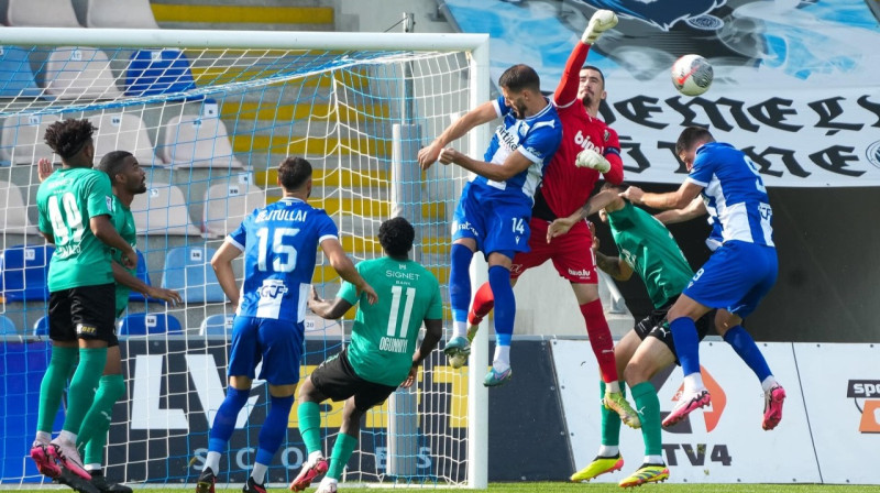 Krišjānis Zviedris cīņā pret Gjilanas "Drita". Foto: Kristians Putniņš/FK Auda