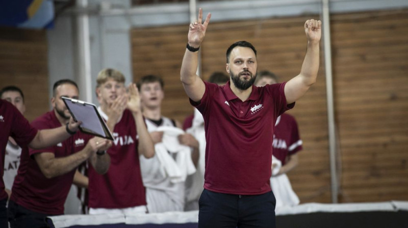 U16 galvenais treneris Edijs Šlesers. Foto: FIBA