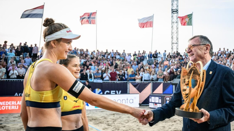 Svenja Millere un Sinja Tilmane saņem Eiropas čempioņu trofeju. Foto: CEV