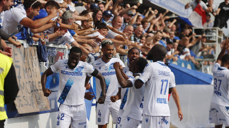 "Auxerre" futbolisti un līdzjutēji pēc uzvaras vārtu guvuma atgriešanās spēlē "Ligue 1". 
Foto: Stephanie Grossetete/PanoramiC/Imago Images/Scanpix