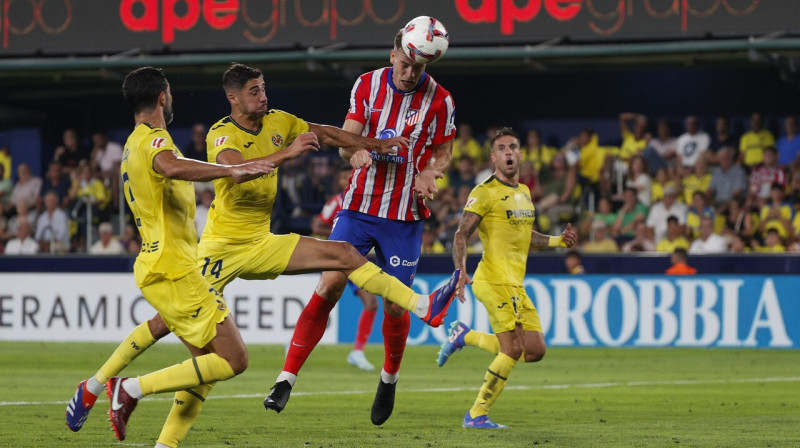 Aleksandera Sērlota rezultatīvā sitiena mirklis pret futbolista iepriekšējo klubu "Villarreal". Foto: Manuel Bruque/EPA/Scanpix