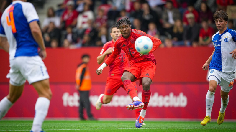 Matisa Tela precīzā sitiena mirklis. Foto: FC Bayern