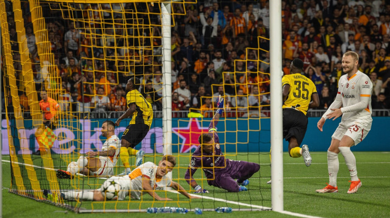 Mirklis pēc Bernes "Young Boys" uzbrucēja Žoela Monteiru otrā vārtu guvuma pret Stambulas "Galatasaray". 
Foto: Philipp Kresnik/Sports Press Photo/Imago Images/Scanpix