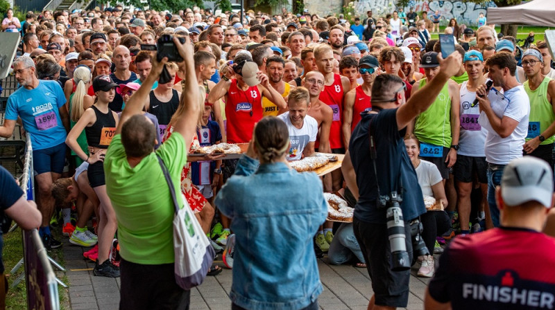 Pirms starta lielajām grupām "Izskrien Rīgu" jubilejas sezonas noslēdzošajā posmā Ziedoņdārzā. Foto no organizatoru arhīva.