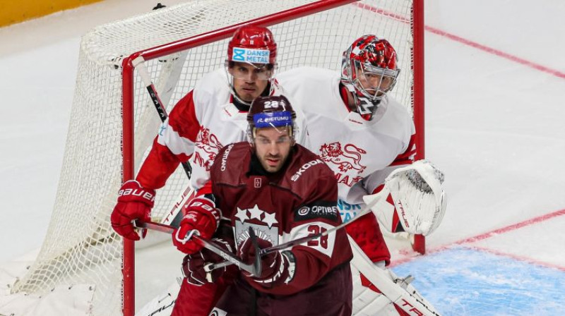 Zemgus Girgensons pie dāņu vārtiem. Foto: Guntis Lazdāns/LHF