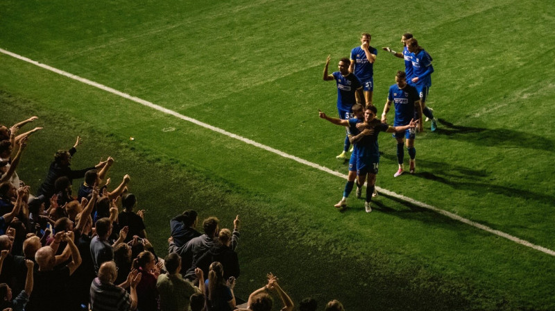 Vimbldonas kluba futbolisti savu līdzjutēju priekšā pēc vārtu guvuma. Foto: AFC Wimbledon