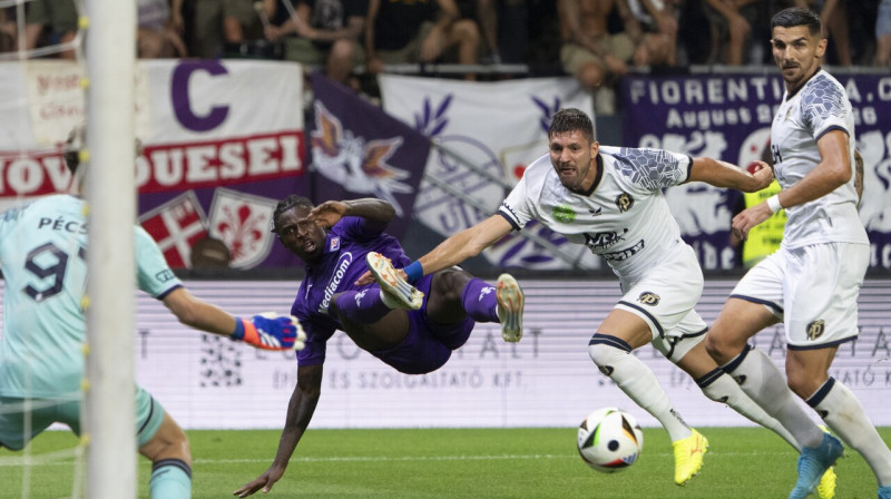 Mirklis no Ungārijas "Puskás Akadémia" un Florences "Fiorentina" kaujas. Foto: Zsolt Szigetváry/AP/Scanpix