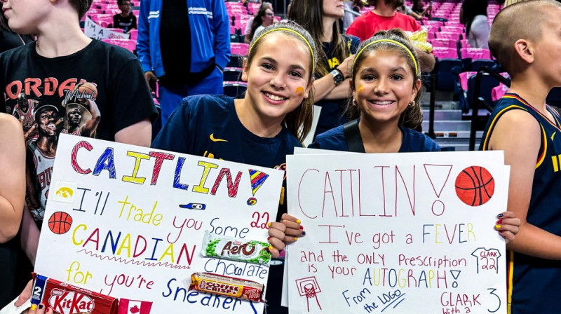 Keitlinas Klārkas līdzjūtējas 2024. gada 30. augustā Čikāgā. Foto: Indiana Fever