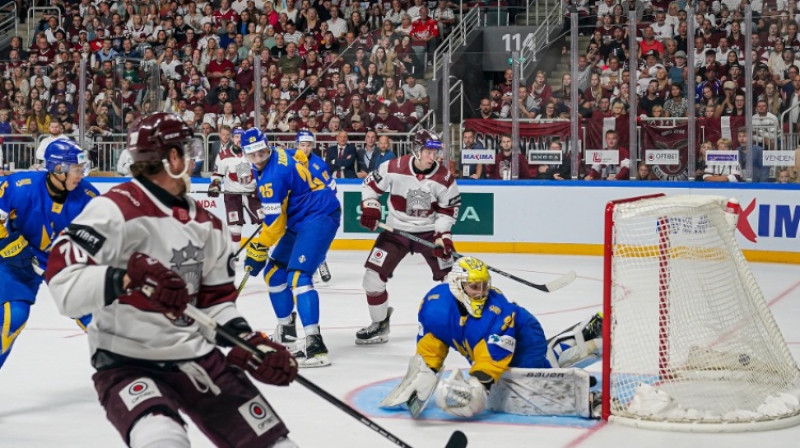 Dans Ločmelis ukraiņu vārtu priekšā. Foto: Guntis Lazdāns/LHF