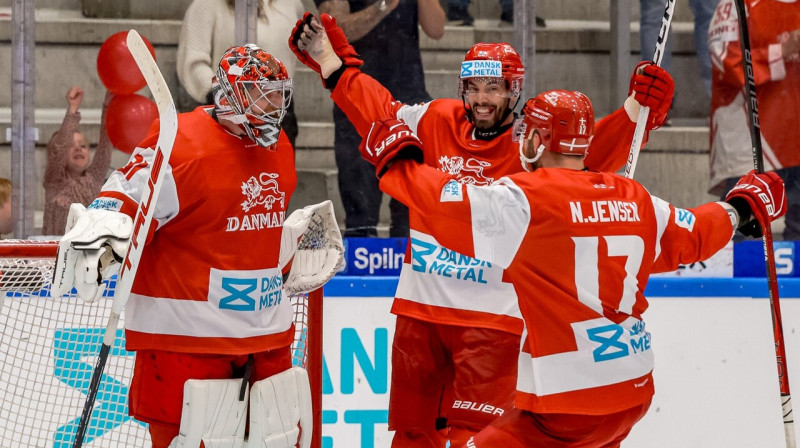 Dānijas valstsvienības hokejisti Frederiks Andersens, Markuss Lauridsens un Niklass Jensens. Foto: Ishockeylandsholdene