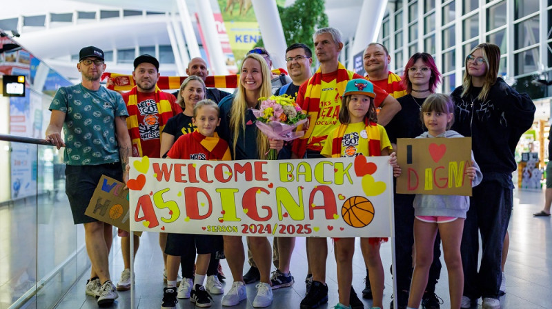 Digna Strautmane ar sagaidītājiem 2024. gada 1. septembrī. Foto: sport.zuzka.pl