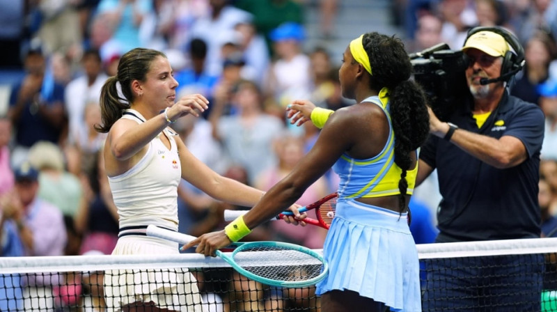 Emma Navarro un Koko Gofa. Foto: Darren Carroll/USTA, usopen.org