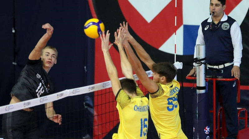 Latvijas volejbolists Sandis Cimotišs uzbrukumā pret Ukrainas U20 valstsvienību. Foto: CEV