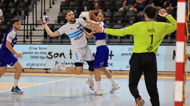 Emīla Kurzemnieka debija Francijā spēlē starp “Dijon” un “US Creteil” komandām. Foto: Dijon Métropole Handball.