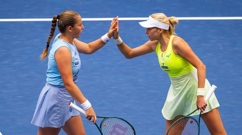 Aļona Ostapenko un Ludmila Kičenoka. Foto: Jimmie48 / WTA