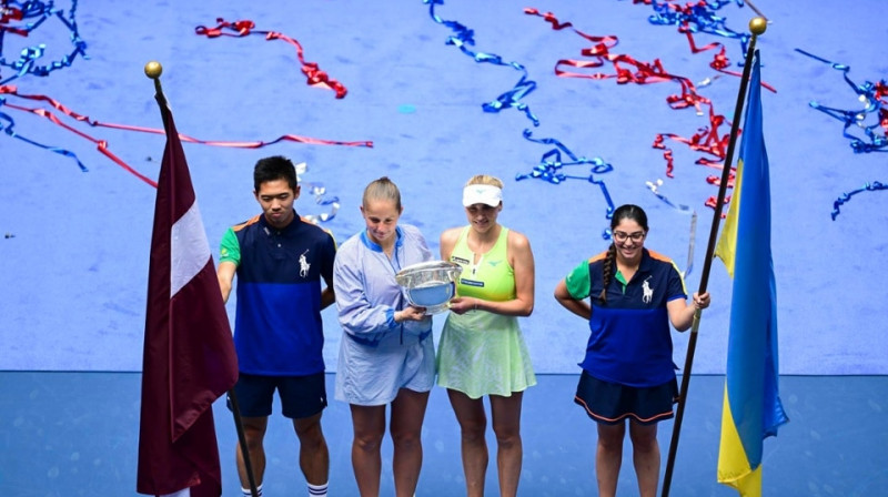 Aļona Ostapenko un Ludmila Kičenoka ar "US Open" trofeju. Foto: Mike Lawrence/USTA, usopen.org