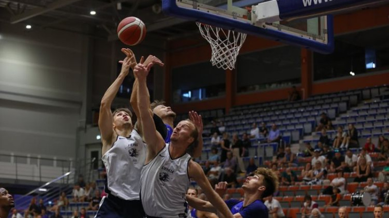 Klāvs Dubults un Roberts Freimanis. Foto: Liepājas Basketbols