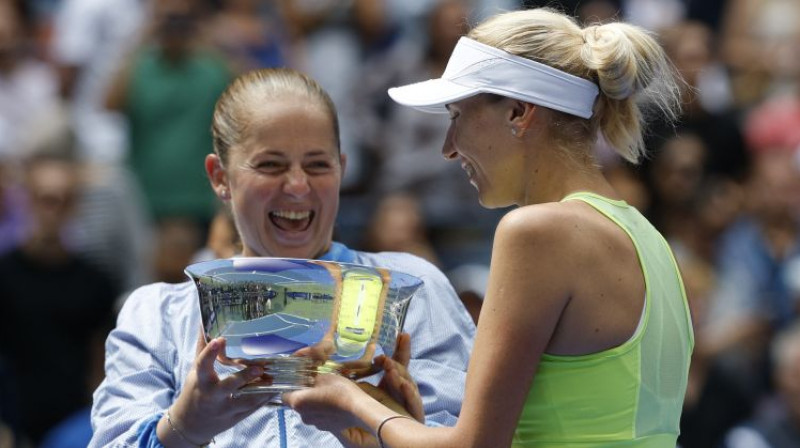 Aļona Ostapenko un Ludmila Kičenoka. Foto: USA Today Sports