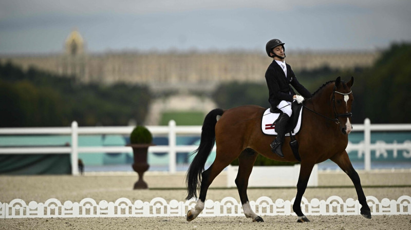 Rihards Snikus ar zirgu "King of the Dance". Fonā Versaļas pils. Foto: Julien De Rosa/AFP/Scanpix