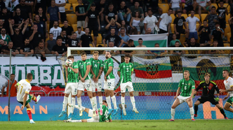 Bulgāra Kirila Despodova veiktā tiešā brīvsitiena mirklis. Foto: Stoyan Nenov/Reuters/Scanpix