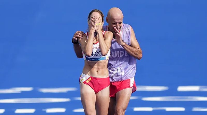 Elena Kongosta pēc finiša maratonā ar savu pavadoni. Foto: Marca.com