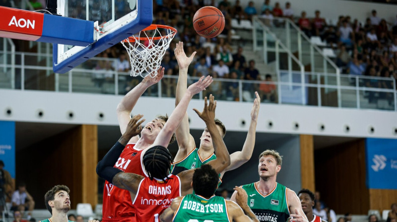 Mārcis Šteinbergs cīņā par bumbu. Foto: Baxi Manresa