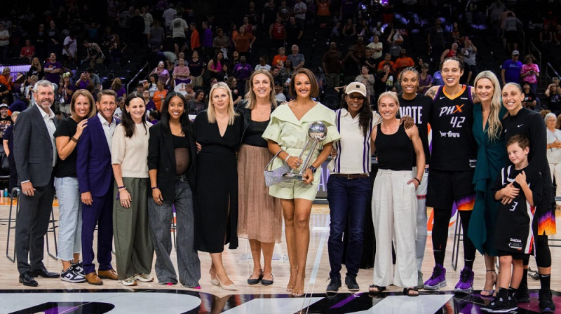 Anete Jēkabsone-Žogota un "2014 Championship Reunion" dalībnieces. Foto: Phoenix Mercury