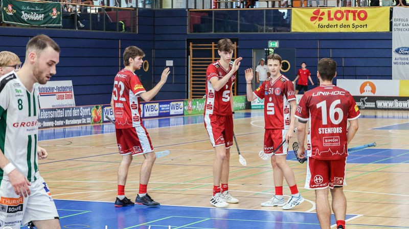 Kristers Babris (#52) un Jēkabs Keišs (#58) svin kārtējo rezultatīvo uzbrukumu, foto: UHC Sparkasse