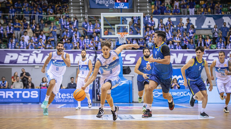 Roberts Stumbris (pirmais no labās) Spānijas kausa izcīņas spēlē. Foto: Club Baloncesto San Pablo Burgos