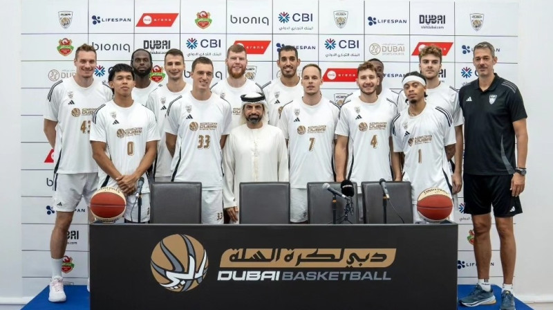 Dāvis Bertāns (vidū) ar komandas biedriem. Foto: Dubai BC